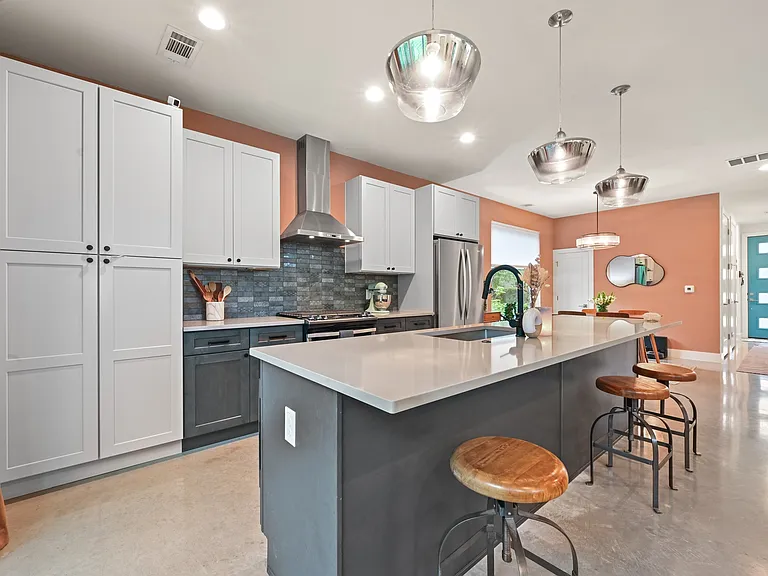 1307 Delano St #1 — Photo 4