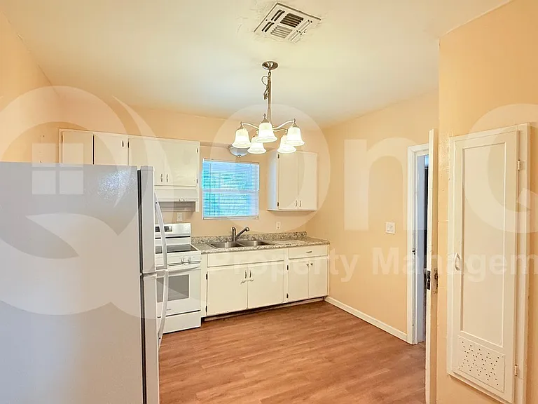 300 W 9th St — Photo 6