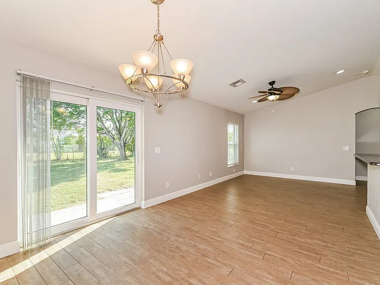 3213 SE Santa Barbara Pl — Photo 5