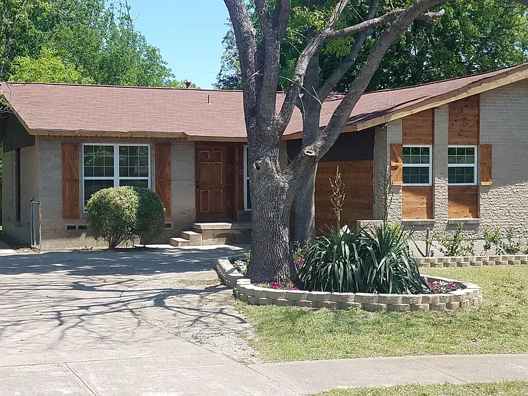427 Southport Dr — Photo 1