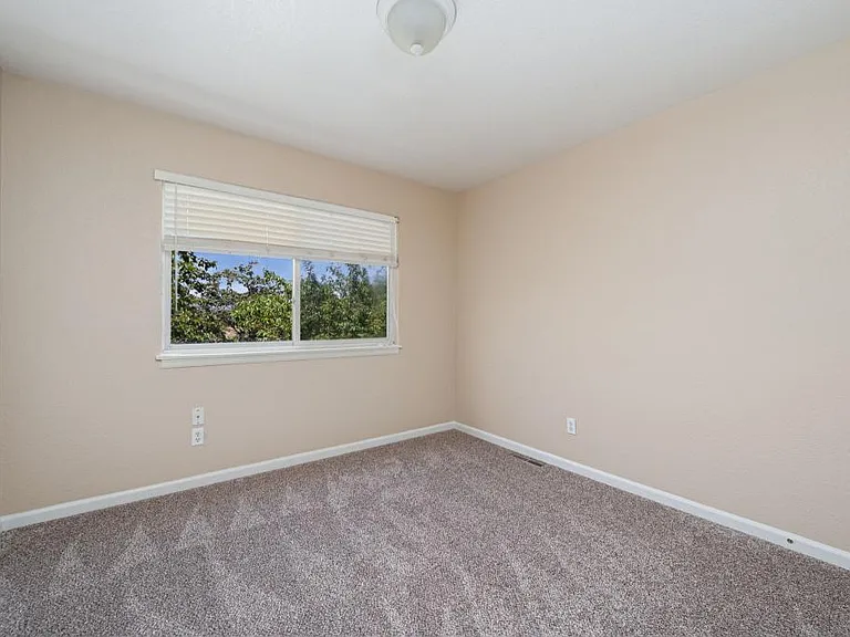 698 Eagle Dr — Photo 15