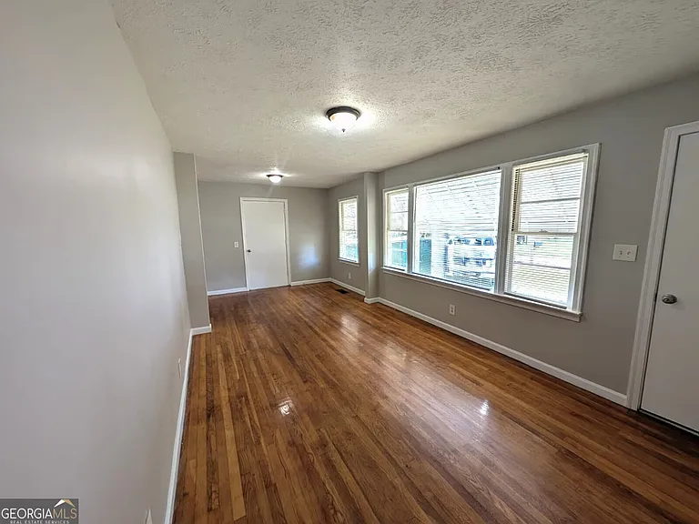 218 Wallis St — Photo 13
