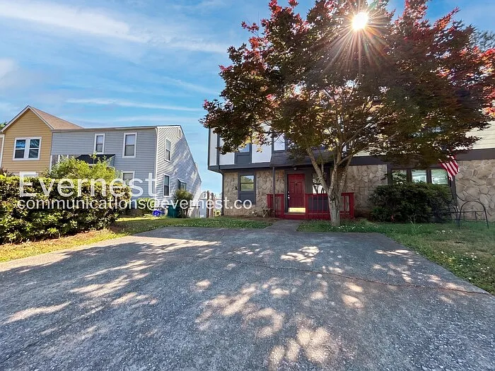 1174 Ridgecrest Ln SE — Photo 1