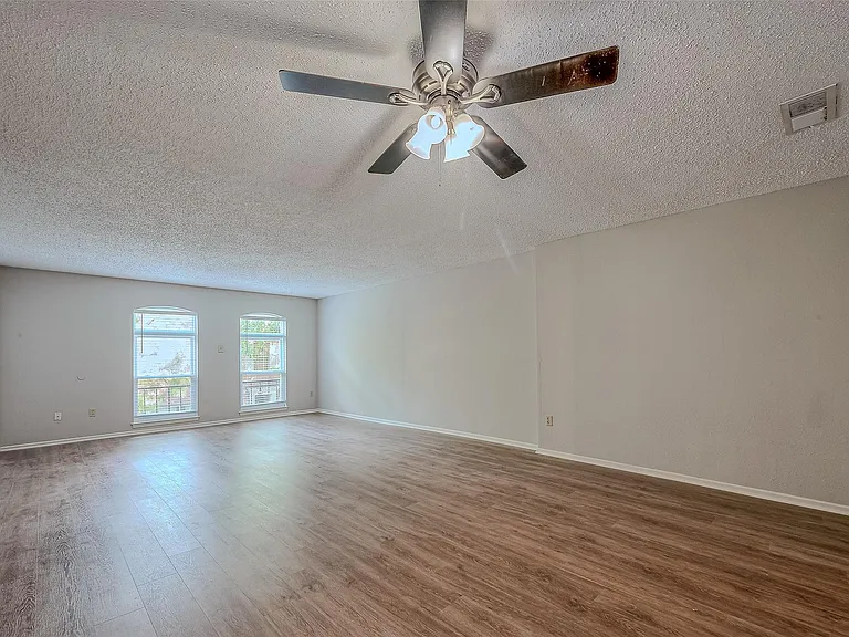 432 N Post Oak Ln — Photo 8
