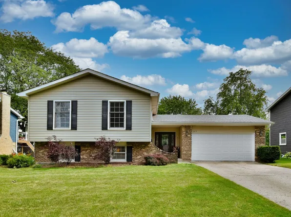1374 Brentwood Ln, Wheaton, IL 60189