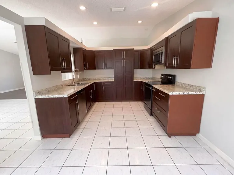 1750 Evergreen Ct — Photo 2