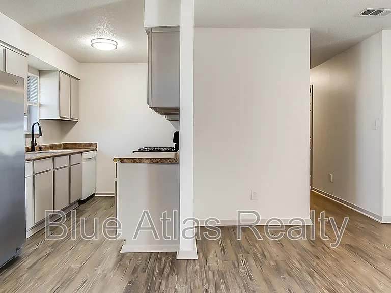 702 Catherine Ln — Photo 5