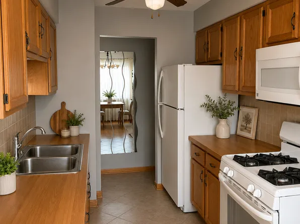 8661 W Foster Ave APT 2B, Chicago, IL 60656