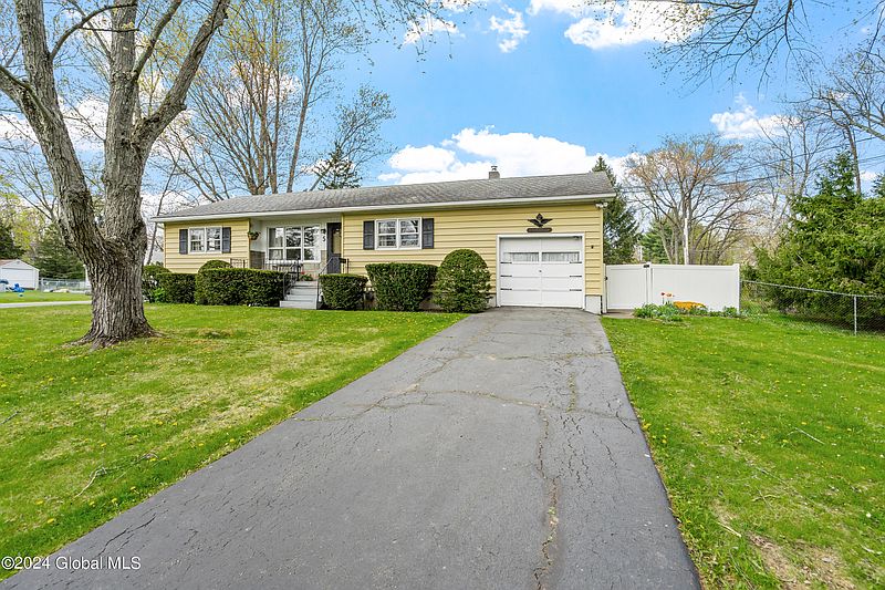 2nd image of 5 Blue Creek Lane