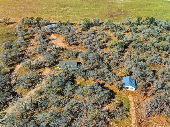 843 County Road 331, Floresville, TX 78114