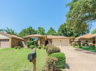 207 Blueleaf Dr, Arlington, TX 76018