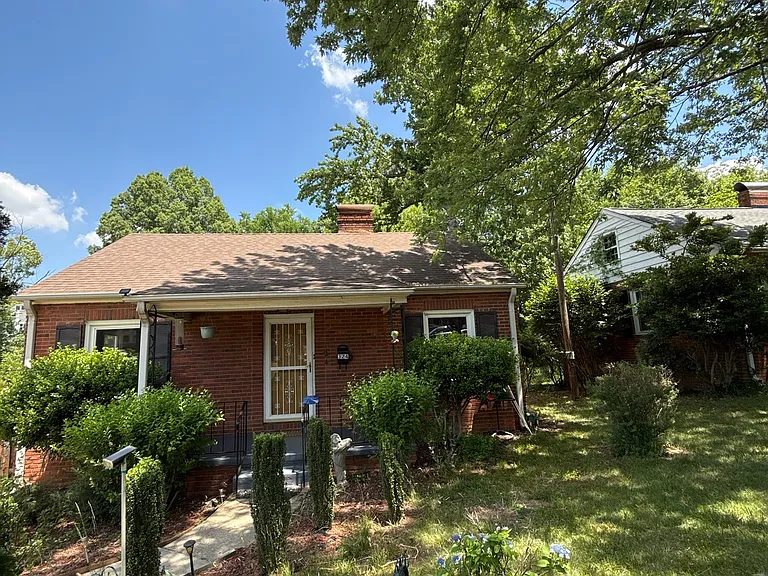 324 E Peterson Dr — Photo 1