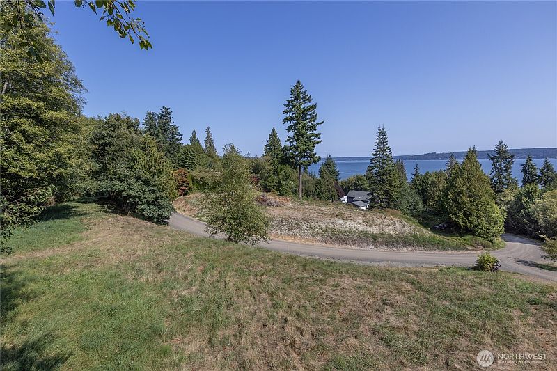 4th image of 999 Maxview Drive