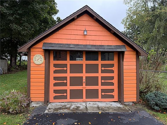 4th image of 68 Evergreen St