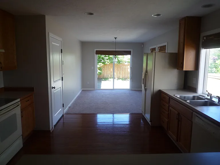 2449 Tolmie Ave — Photo 18