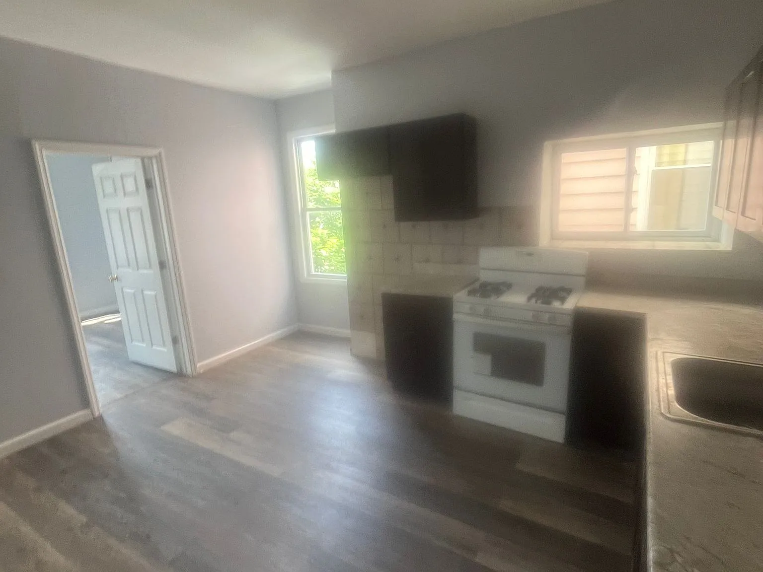 3 bed, 1000 sqft, $2,250 — Photo 2