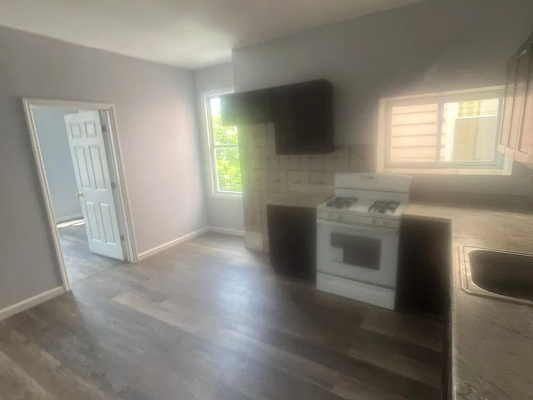 961 Grove St #1R — Photo 2
