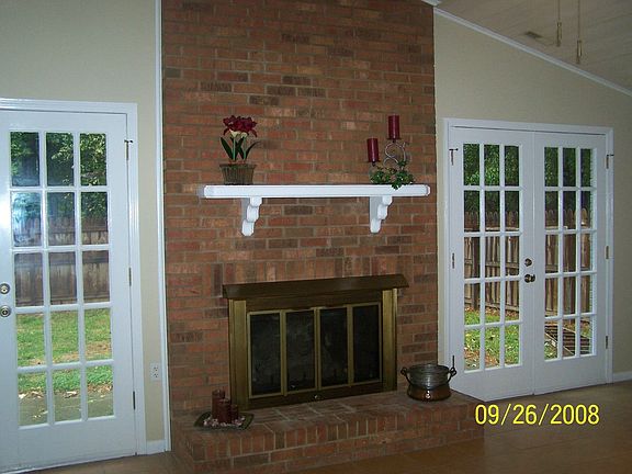 Get ready for the fall w/ gas log fireplace