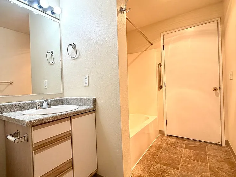 0174-06PP Lindsey Anne Apartments — Photo 10