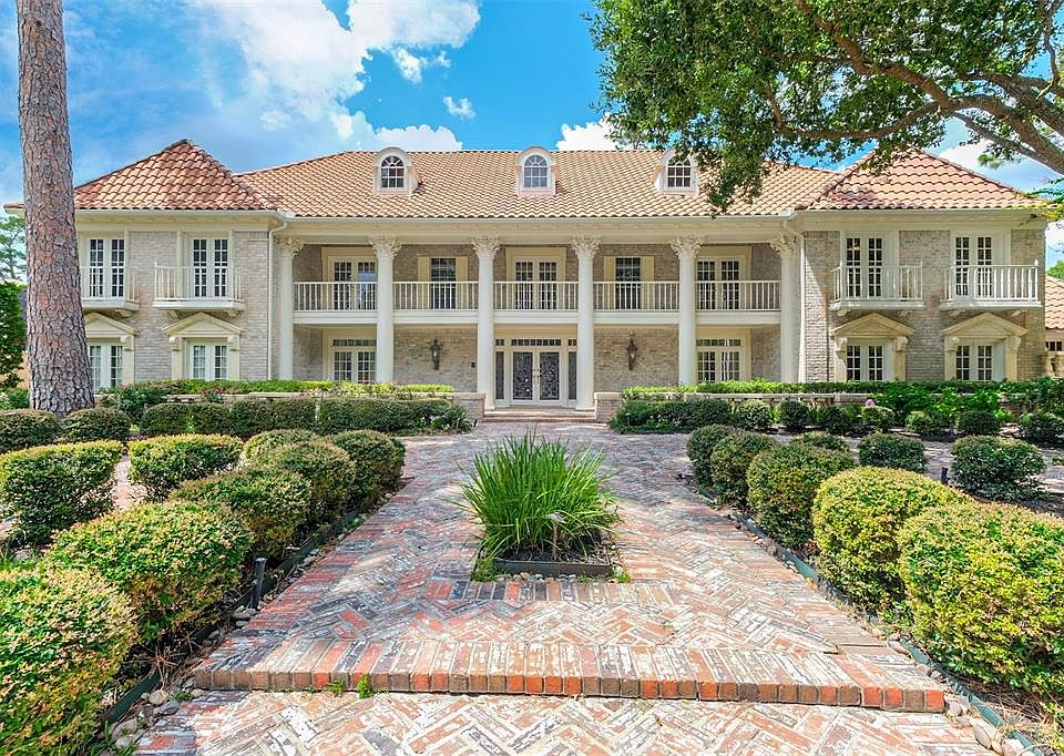 Enchanting house will remind you of a Eouropean Villa. Fireplaces imported from France, elegantly landscaped, statues and outdoor kitchen.