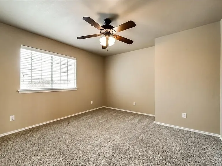 1504 Country Ln — Photo 26