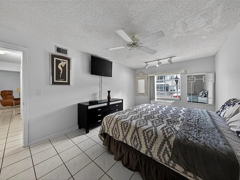 6253 Bay Club Dr #1 — Photo 32