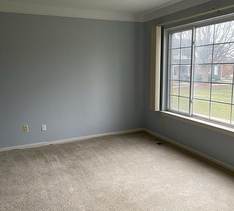 4th image of 539 Fox Hills Dr N #248