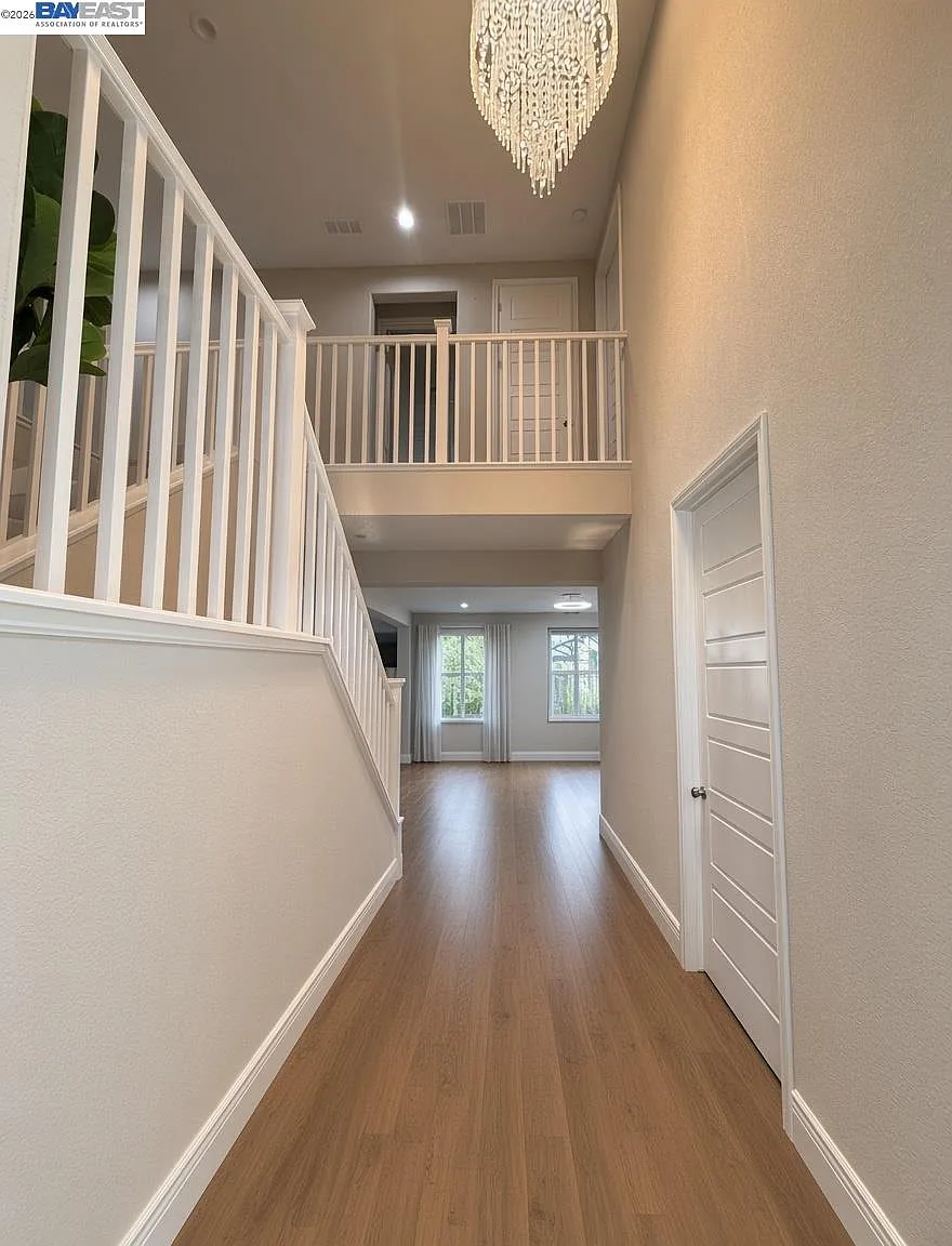 5 bed, 3506 sqft, $4,495 — Photo 2