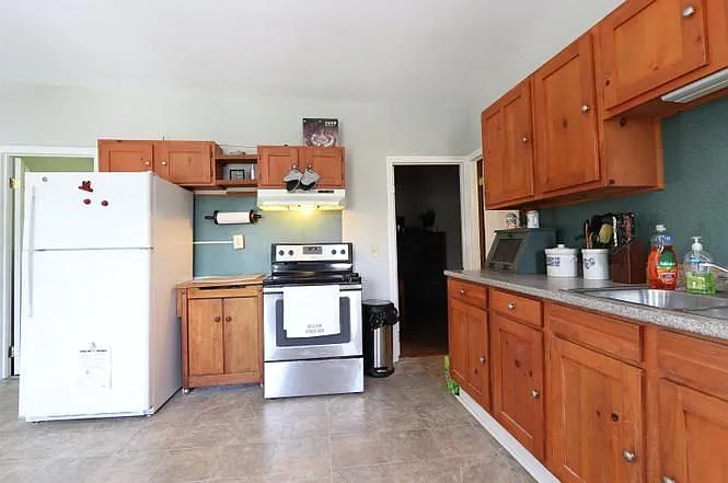 3 bed, 1.0 bath, $1,500 — Photo 2