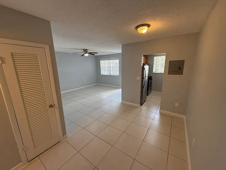 615 NE 10th St #104 — Photo 2