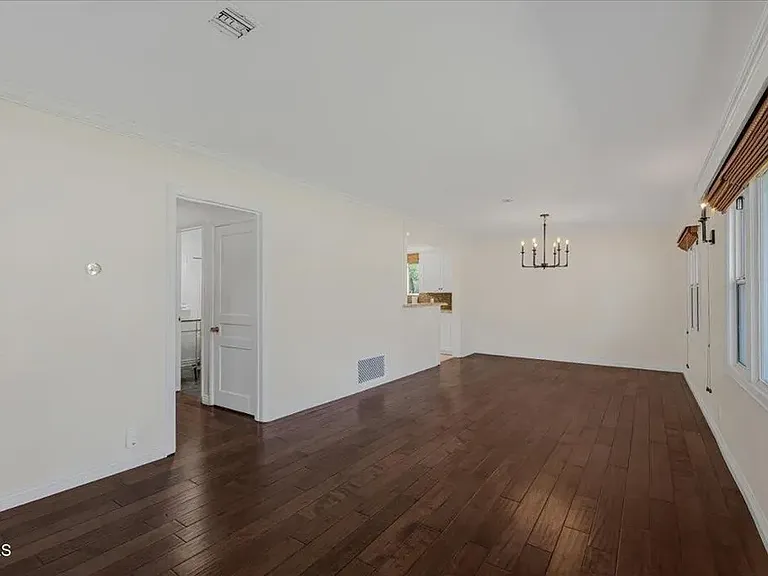 13902 Calvert St — Photo 7