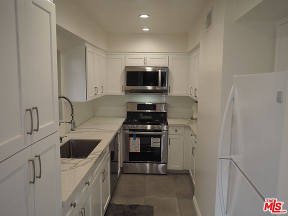 4th image of 1427 S Bentley Ave APT A