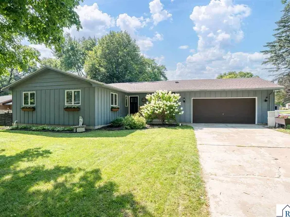 301 Nottingham Ct, North Mankato, MN 56003