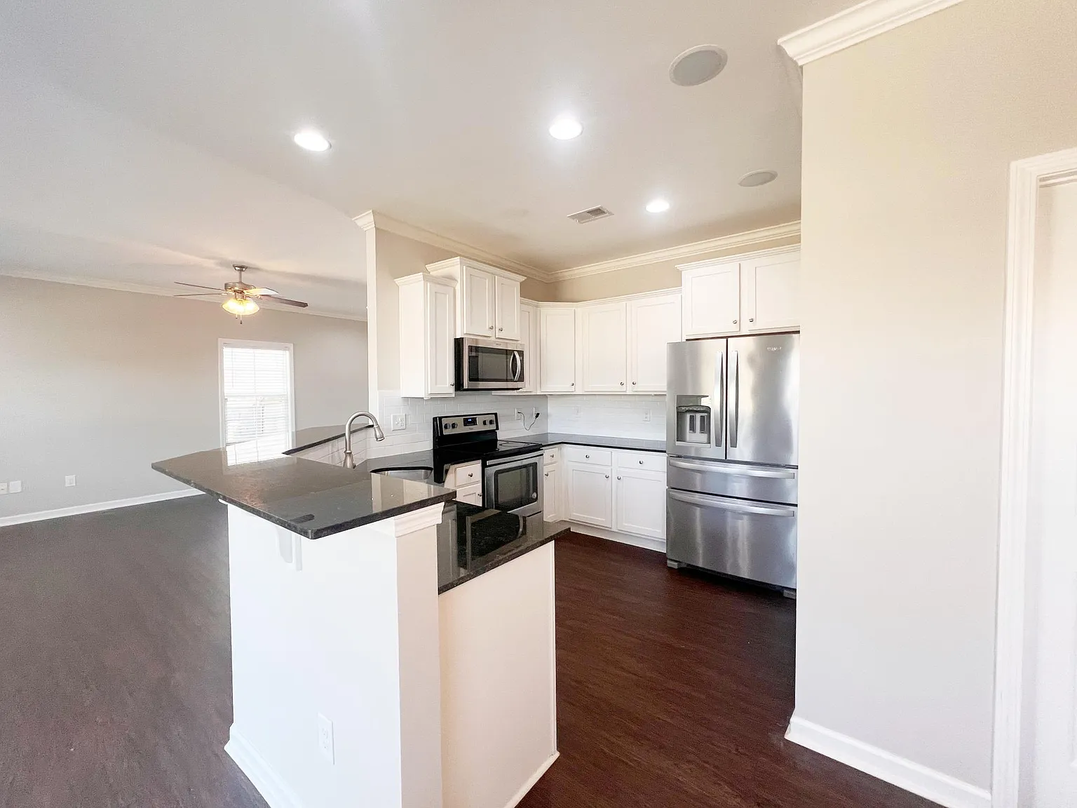 4 bed, 2.5 bath, 2175 sqft, $2,300 — Photo 2
