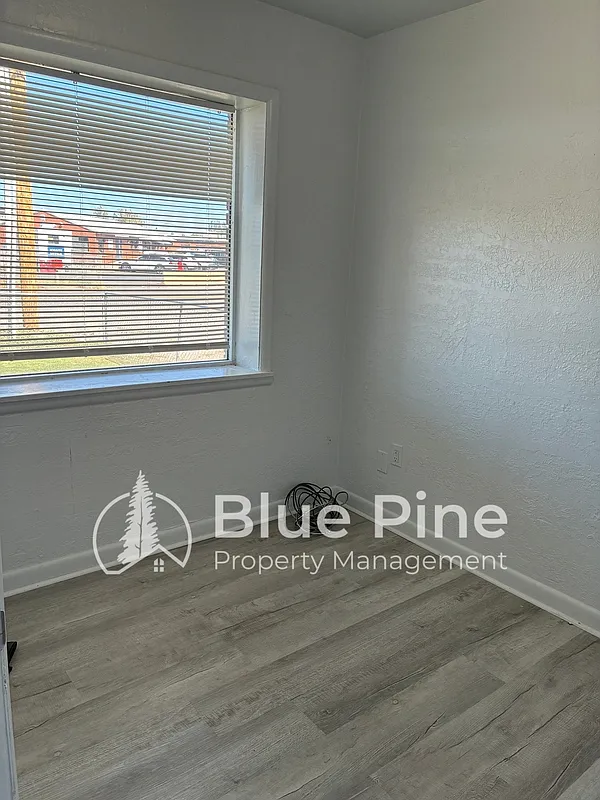 3 bed, 1.0 bath, 760 sqft, $800 — Photo 2