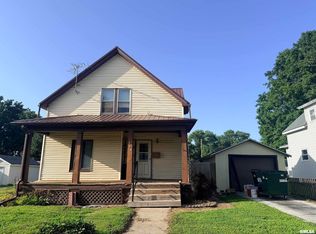 209 W Chestnut St, Mount Sterling, IL 62353