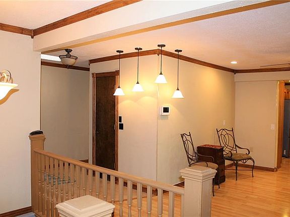 4th image of 8 Bradford Dr