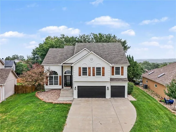 6275 N Nevada Ave, Parkville, MO 64152