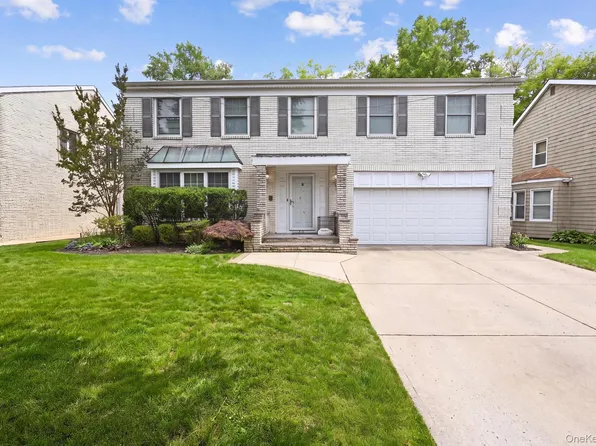 19 Sunset Road W, Albertson, NY 11507