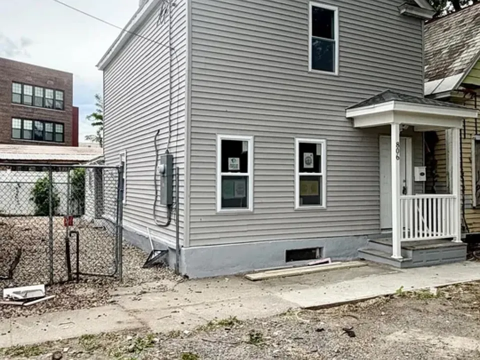 806 Arch St