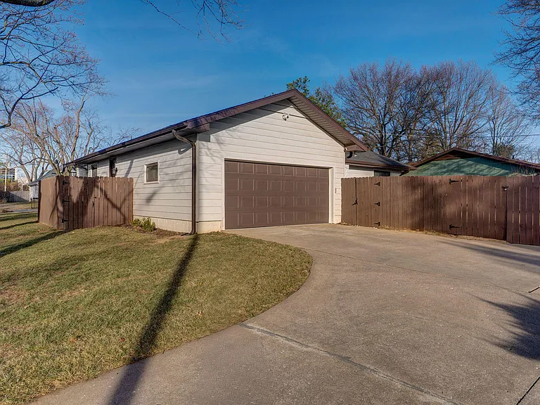 4094 S Eaton Ave — Photo 32