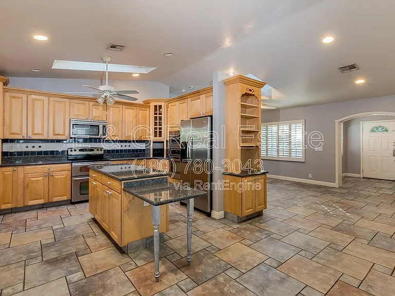 526 E Flynn Ln — Photo 8