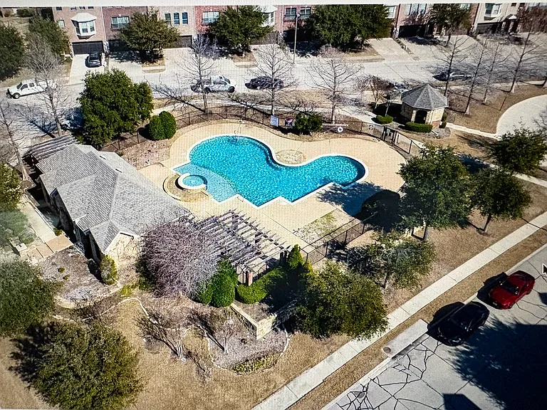1421 Fox Run Dr — Photo 1