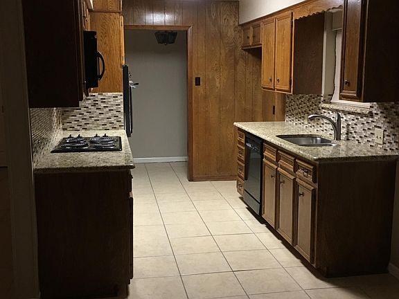3rd image of 1303 Pecan Dr