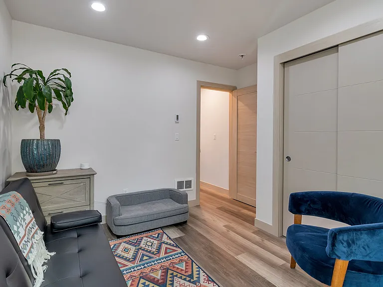 5618A California Ave SW — Photo 10