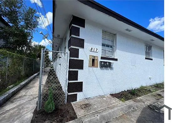 3 bed, $2,300 — Photo 1