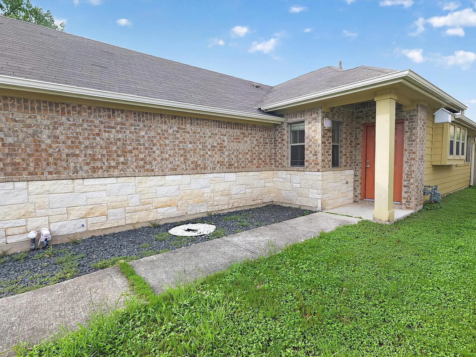 3 bed, 2.0 bath, 1300 sqft, $1,800 — Photo 2