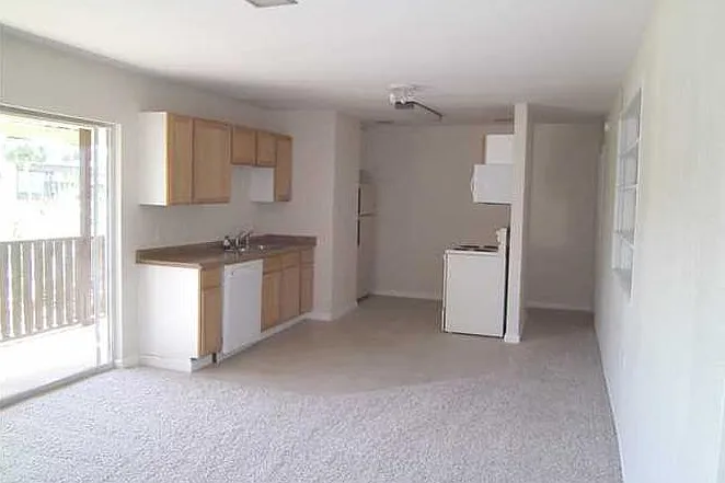 402 Marshall Ct NW #6 — Photo 1
