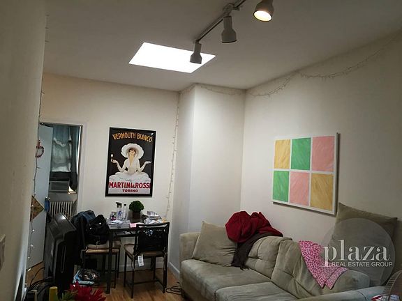 4th image of 209 E 10th St APT 016