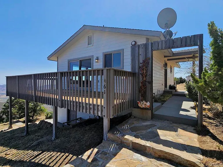 461 Manzanita Dr — Photo 2